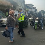 Jaga Keselamatan, Anggota Lantas Atur Lalin dan Bantu Pejalan Kaki menyebrang Jalan