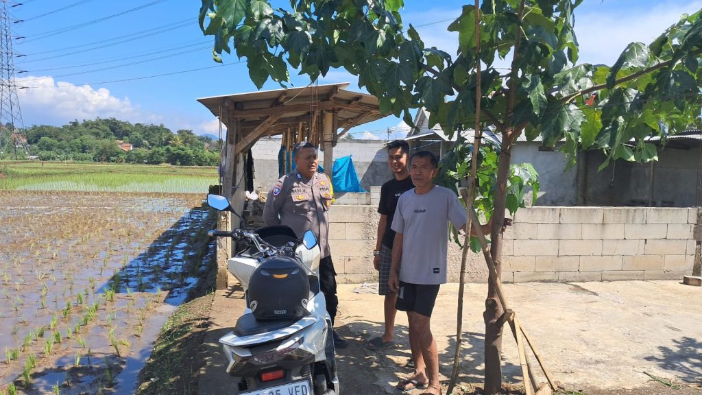 Temui Warga Bhabinkamtibmas Desa Cijagra, Polsek Paseh Laksanakan Sambang Kamtibmas Dengan Humanis