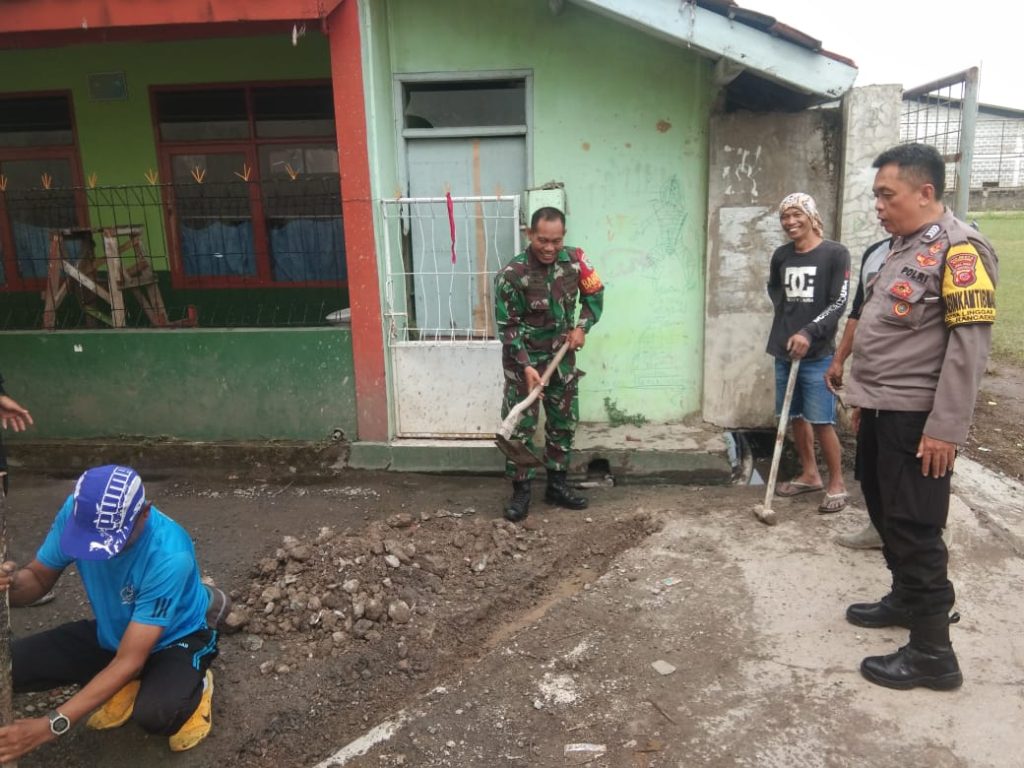 Kunjungi warga, Bhabinkamtibmas dan Babinsa Desa Linggar Rancaekek ajak warga Bersama-sama wujudkan kamtibmas aman