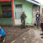 Kunjungi warga, Bhabinkamtibmas dan Babinsa Desa Linggar Rancaekek ajak warga Bersama-sama wujudkan kamtibmas aman