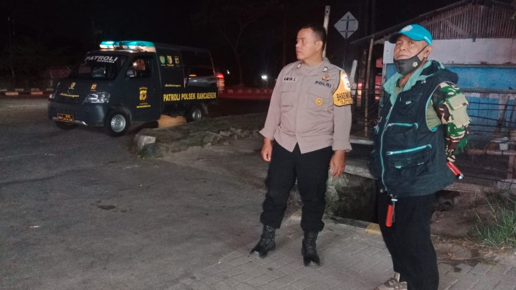 Piket Bhabinkamtibmas Polsek Rancaekek patroli malam pastikan kondusifitas kamtibmas di wilayah binaan