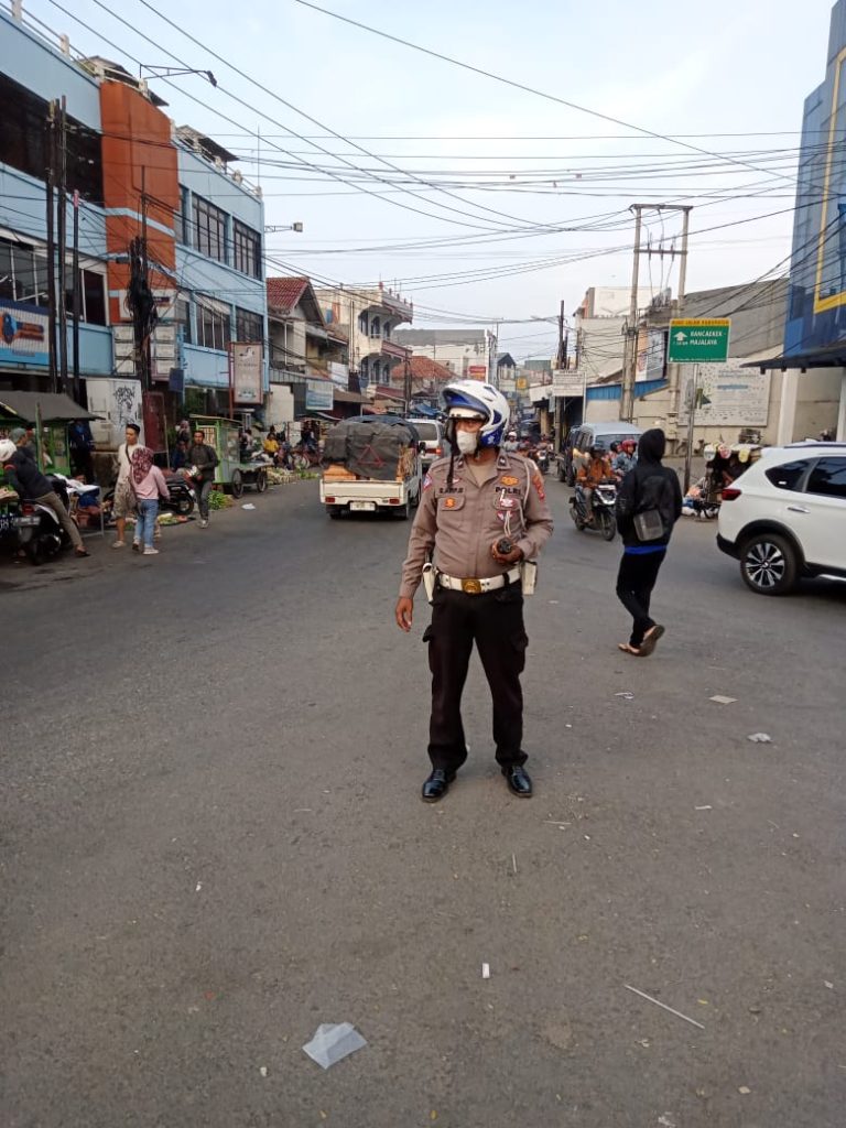 Pelayanan kepada masyarakat, Unit Lantas Polsek Rancaekek pengaturan lalulintas dan bantu penyebrangan jalan