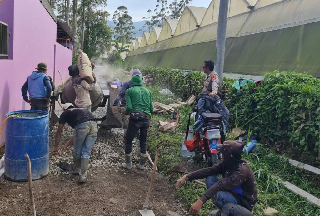 Budaya Gotong Royong, Bhabinkamtibmas Desa Warnasari Kec. Pangalengan Bersama Warga Perbaiki Jalan Perkampungan