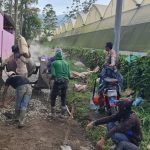 Budaya Gotong Royong, Bhabinkamtibmas Desa Warnasari Kec. Pangalengan Bersama Warga Perbaiki Jalan Perkampungan