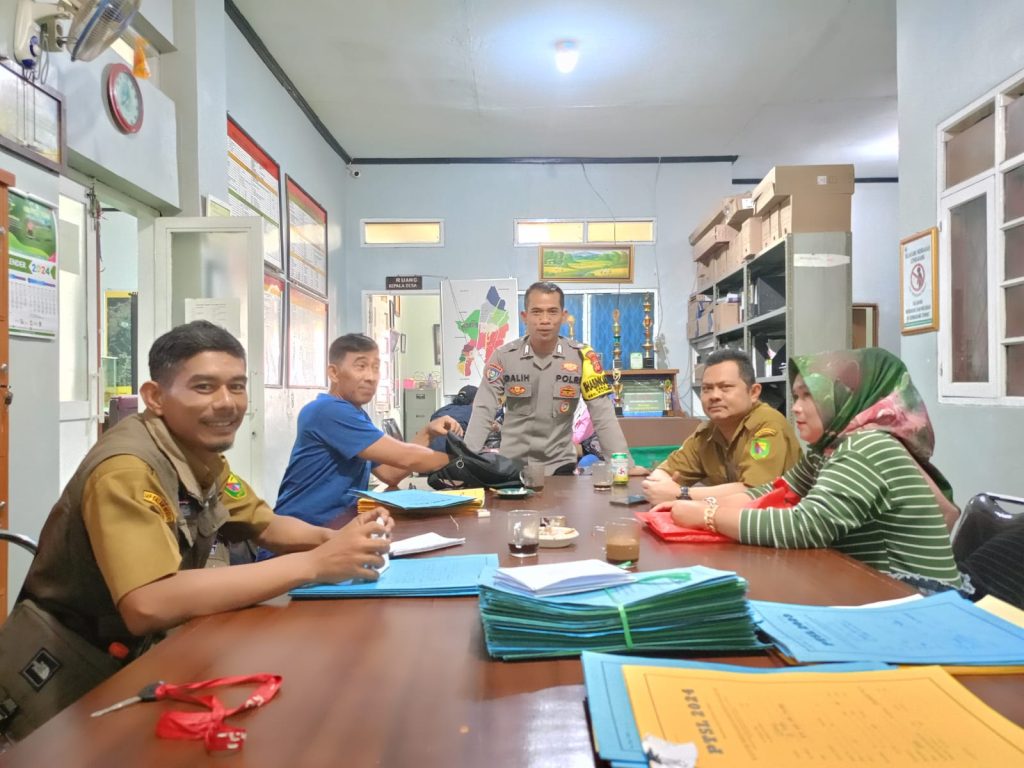 Bhabinkamtibmas Polsek Soreang Silaturahmi Kantor Desa Kopo berikan himbauan kamtibmas