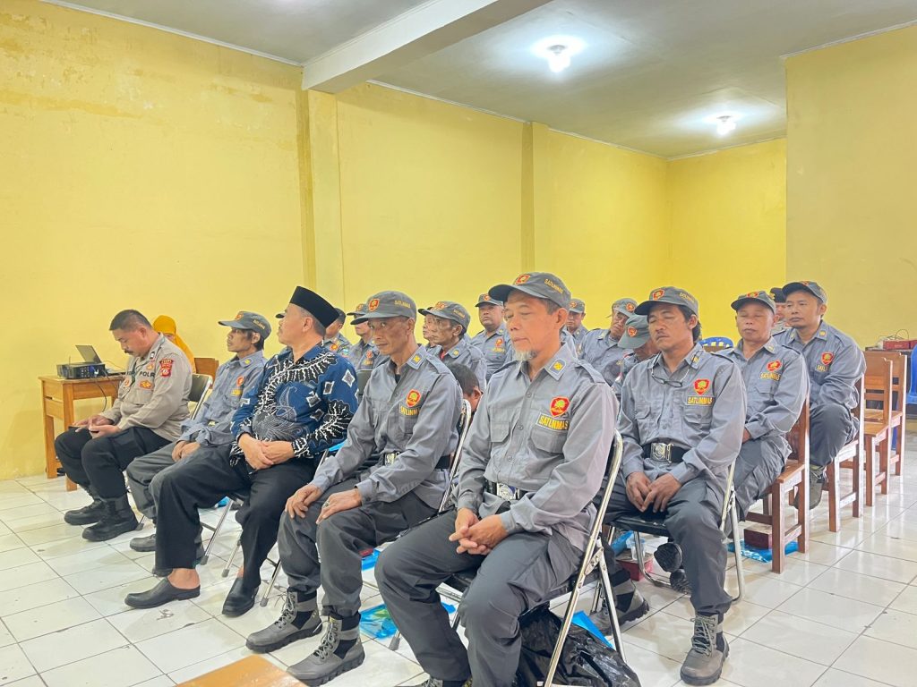 Polsek Garut Kota Bekali Satuan Linmas Tentang Pentingnya Meningkatkan Keamanan Dan Ketertiban Di Lingkungan Sekitar