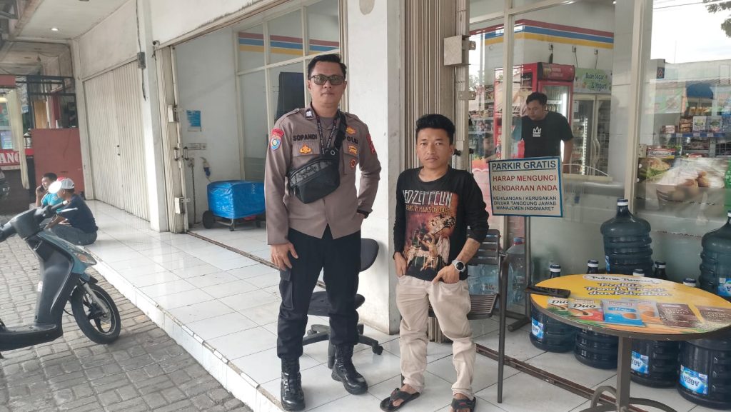 Cegah Pencurian Kendaraan Bermotor Di Mini Market Anggota Polsek Kebonpedes Berikan Himbauan Kamtibmas Kepada Warga