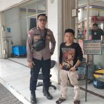 Cegah Pencurian Kendaraan Bermotor Di Mini Market Anggota Polsek Kebonpedes Berikan Himbauan Kamtibmas Kepada Warga