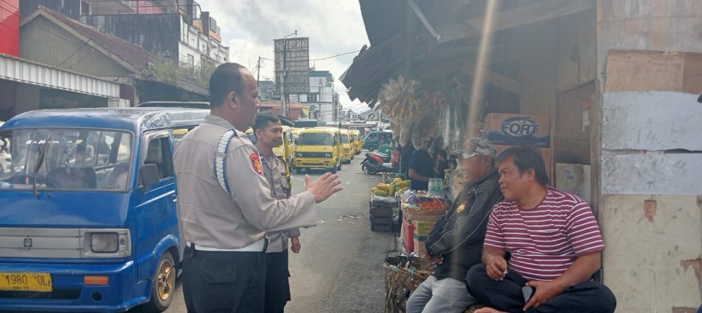 Guna menciptakan keamanan dan kondusif, Kapolsek Citamiang Patroli Dialogis dan Sambangi Warga.