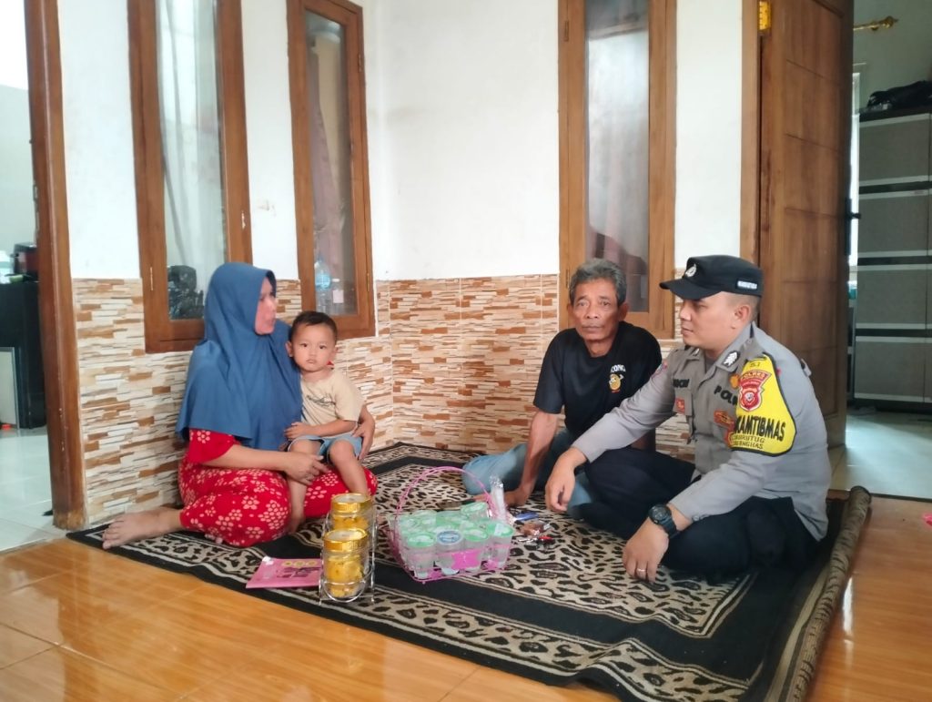 Laksanakan Giat Door to Door System, Bhabinkamtibmas Polsek Cireunghas Berikan Himbauan Kamtibmas