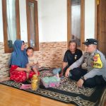 Laksanakan Giat Door to Door System, Bhabinkamtibmas Polsek Cireunghas Berikan Himbauan Kamtibmas