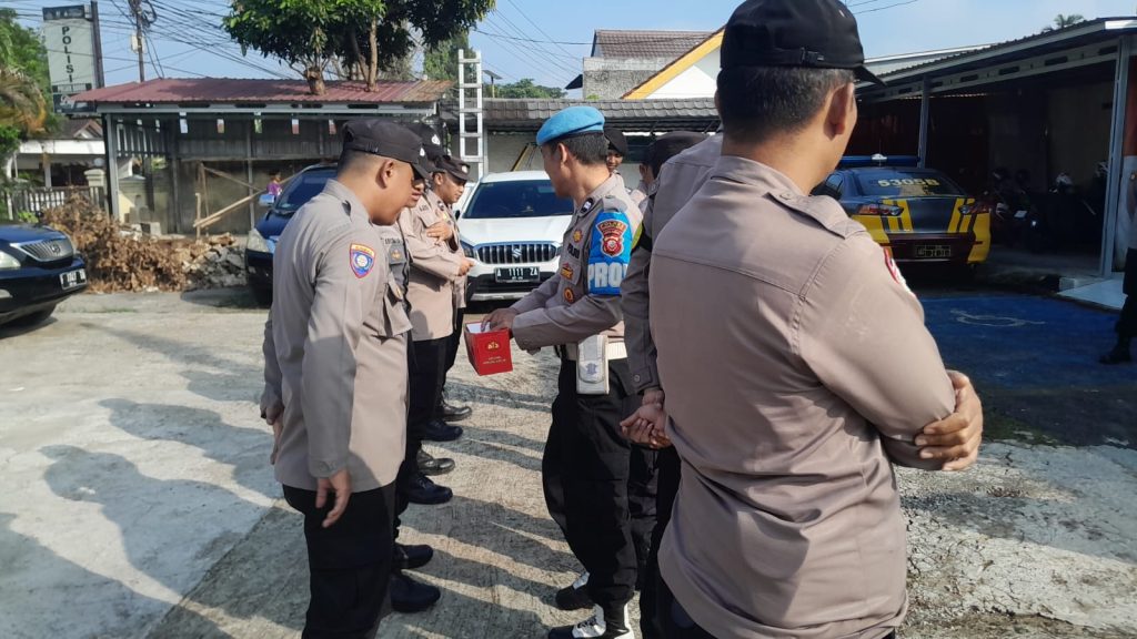 Kapolsek Baros bersama personil laksanakan giat rutin “Gelar Sajadah” selesai apel pagi