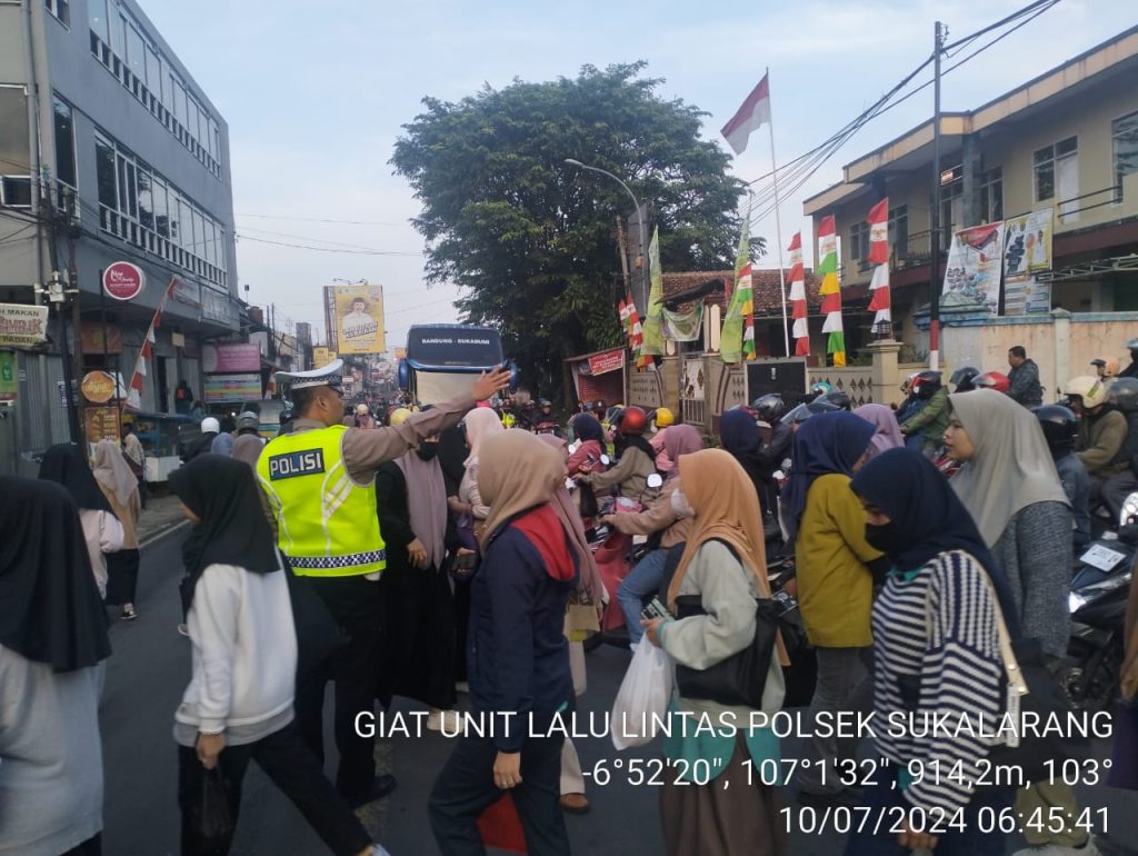 Antisipasi Kemacetan Pagi, Unit Lantas Polsek Sukalarang Melaksanakan Gatur Lalin Saat Jam Masuk Karyawan