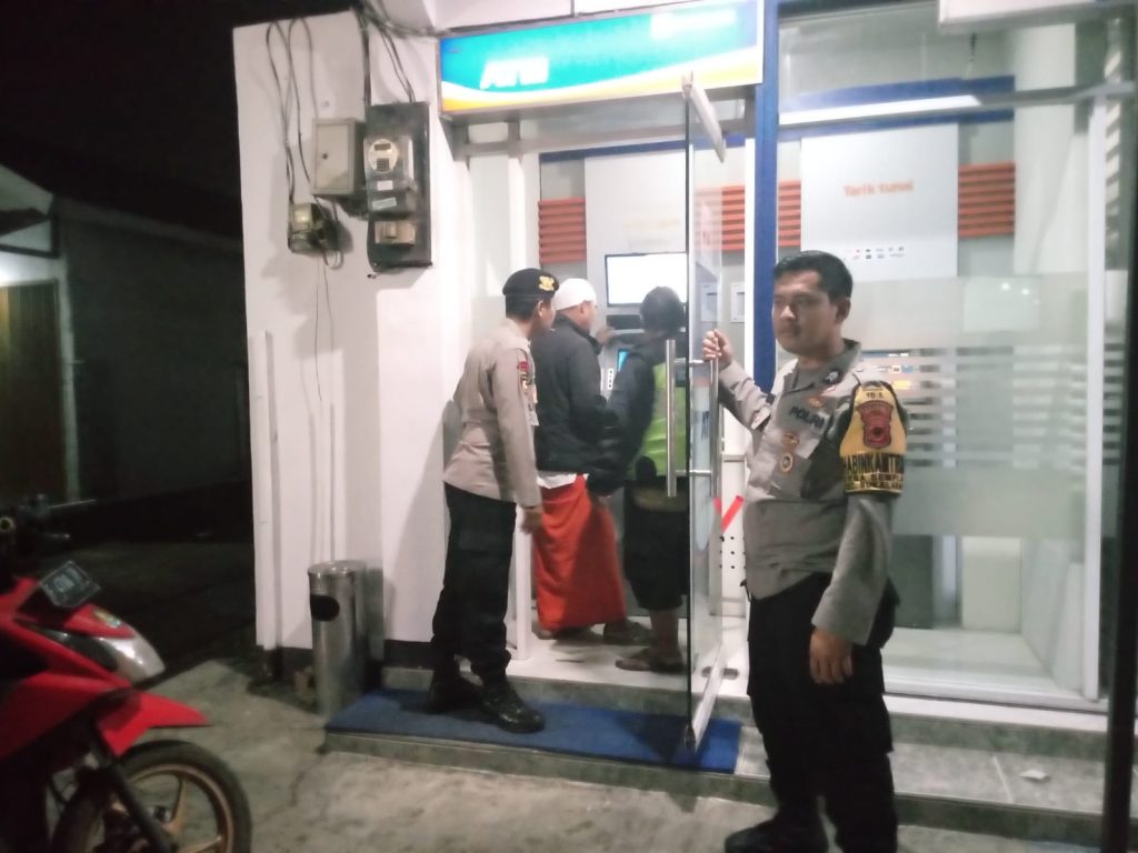 Polsek Sukalarang Patroli Malam Hari Kontrol ATM BRI Cegah Kejahatan Perbankan