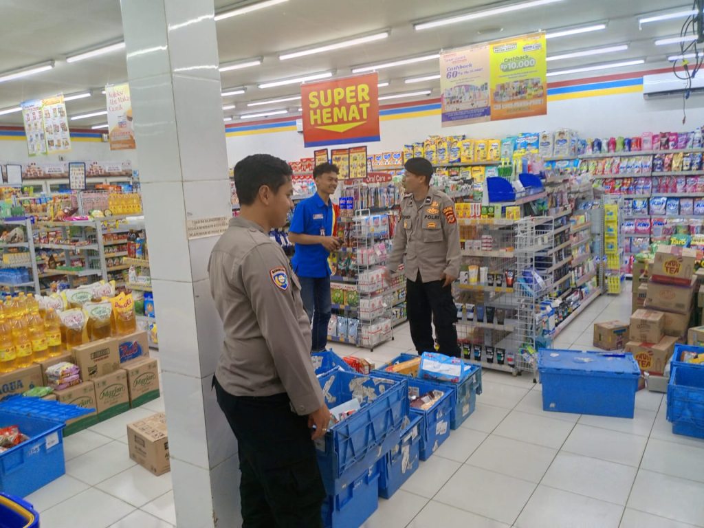 Polsek Sukalarang Patroli Toko Minimarket dan Dialogis dengan Masyarakat