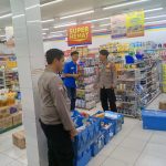 Polsek Sukalarang Patroli Toko Minimarket dan Dialogis dengan Masyarakat