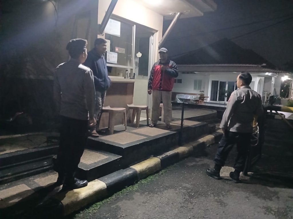 Patroli Rutin Malam Hari, Polsek Gunungpuyuh Sambangi Satpam Hotel / Penginapan sampaikan Himbauan kamtibmas