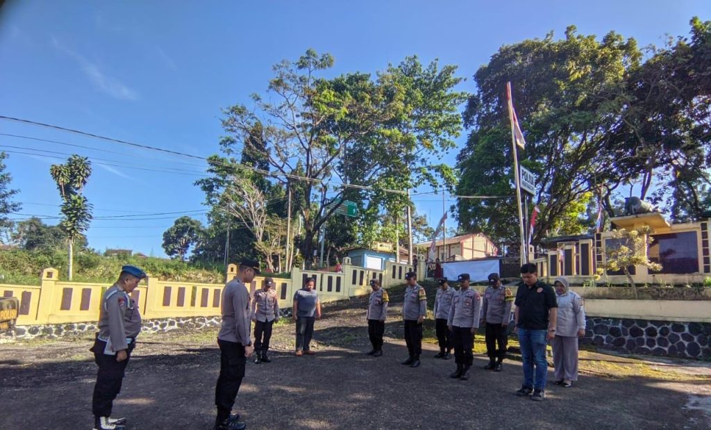 Apel Pagi dan pengecekan kelengkapan personil polsek kadudampit sebagai bentuk kedisiplinan dan kesiapsiagaan Polsek Kadudampit