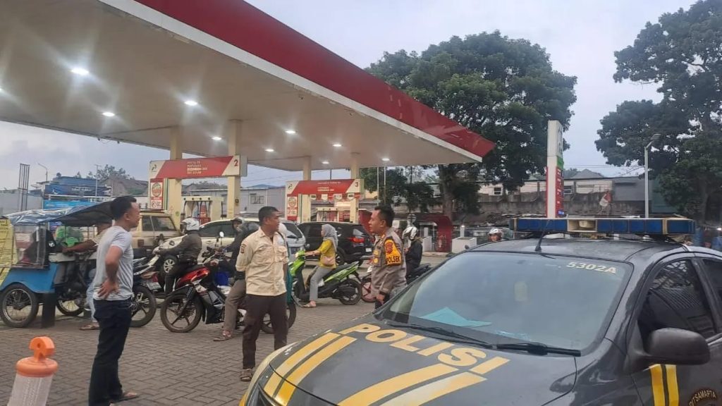 Guna menciptakan keamanan dan kondusif, Kapolsek Citamiang Patroli Dialogis dan Sambangi Security SPBU Pertamina Kota Sukabumi.