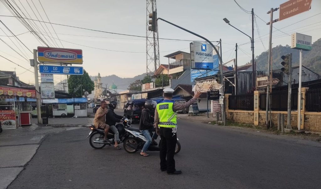 Wujudkan tertib berlalulintas, Polsek Baros giatkan pelayanan pagi