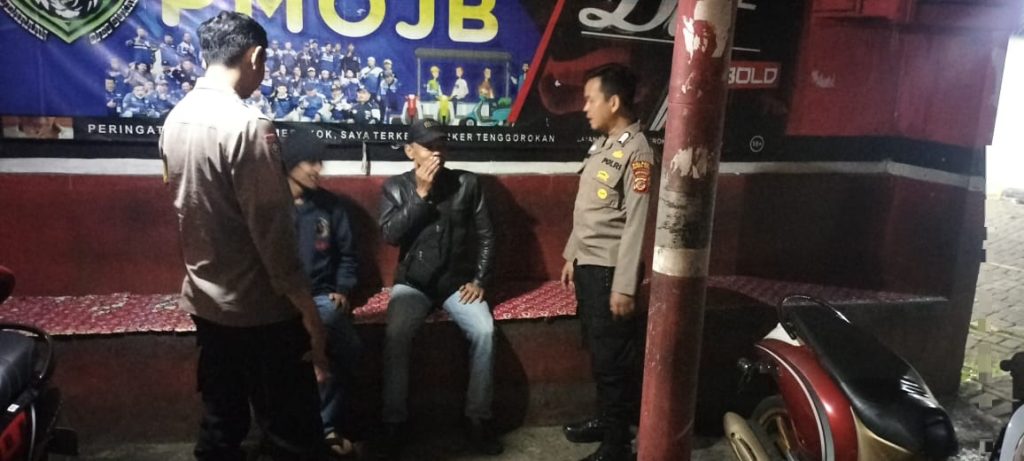 Patroli Strong Point Malam Dialogis Dengan Masyarakat Wujudkan Situasi Kamtibmas Yang Aman