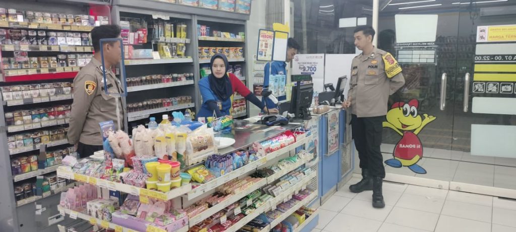 Anggota Samspta Polsek Sukalarang Laksanakan Patroli Dialogis Kerawanan Malam Sambangi Minimarket