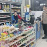 Anggota Samspta Polsek Sukalarang Laksanakan Patroli Dialogis Kerawanan Malam Sambangi Minimarket