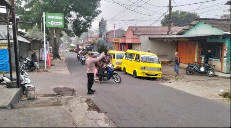 Ciptakan Kamtibmas Kondusif dan Kamseltibcar Lalu Lintas, Unit Samapta Polsek Cireunghas Rutin Laksanakan Patroli dan Gatur Lalin