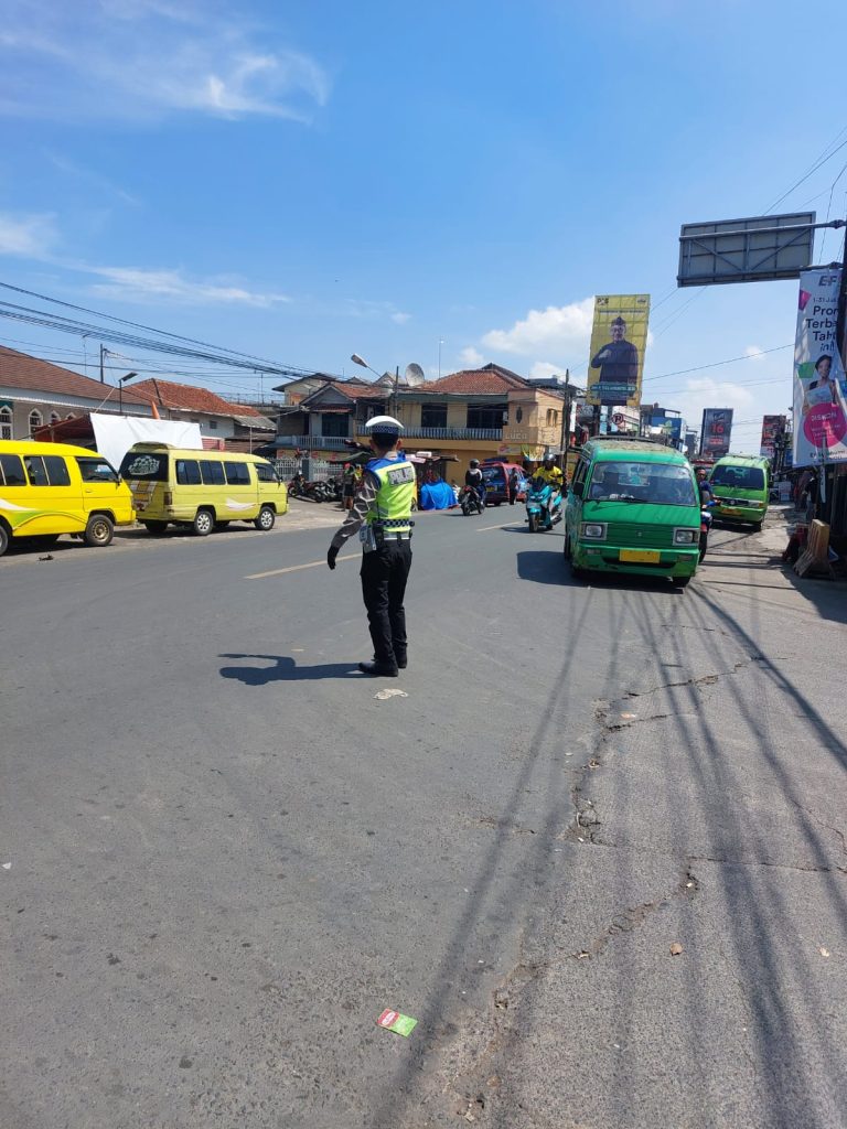 Pergelaran Gatur Siang Unit Lalulintas Polsek Cisaat Antisipasi Kemacetan