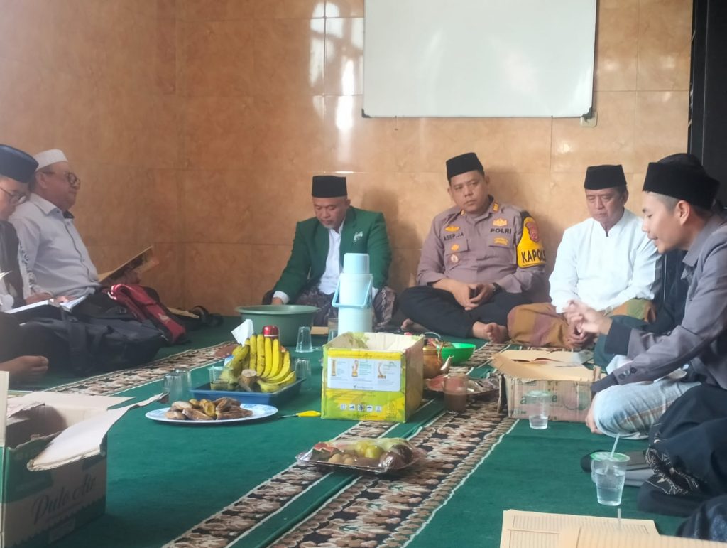 Kapolsek Sukalarang Menghadiri Acara Pengajian Mingguan Di Masjid Darul Fallah