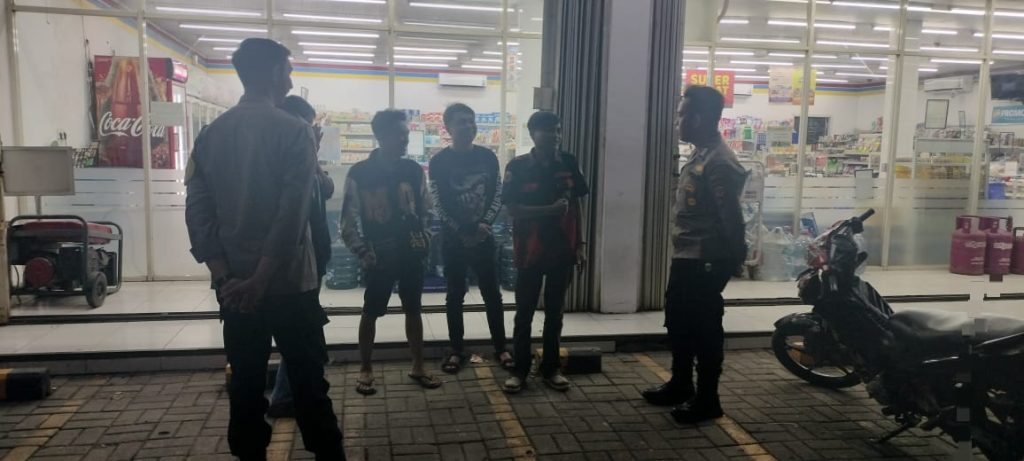 Polisi Patroli Malam Sambangi Minimarket Dan Dialogis Dengan Masyarakat