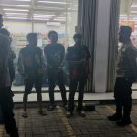 Polisi Patroli Malam Sambangi Minimarket Dan Dialogis Dengan Masyarakat