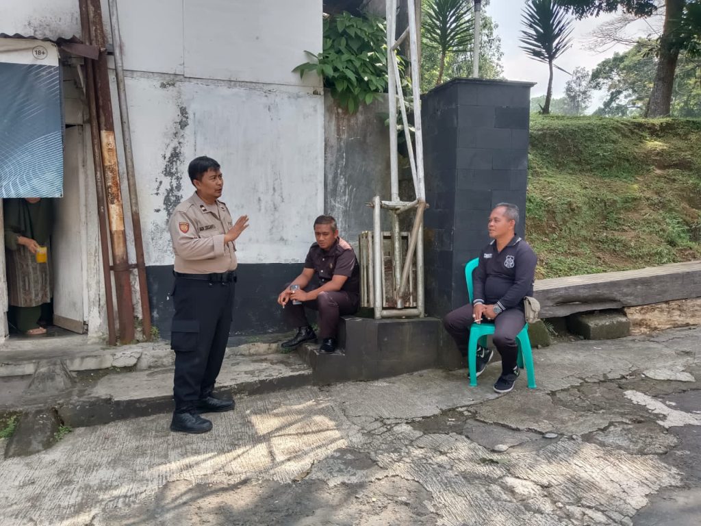 Polisi Samapta Polsek Sukabumi Lakukan Kegiatan Dialogis dengan Warga Desa Sudajaya Girang