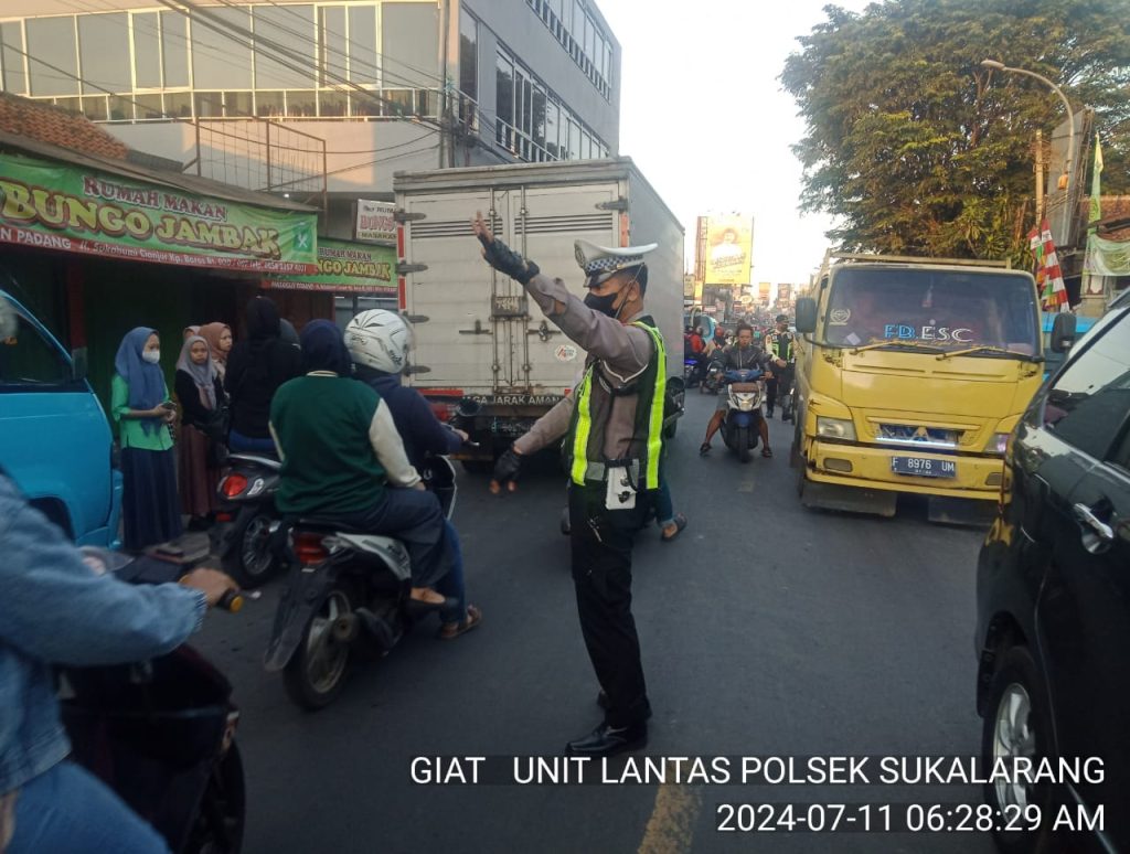 Strong Point, Polsek Sukalarang Gatur Lalu Lintas Pagi Demi Kelancaran Pengguna Jalan