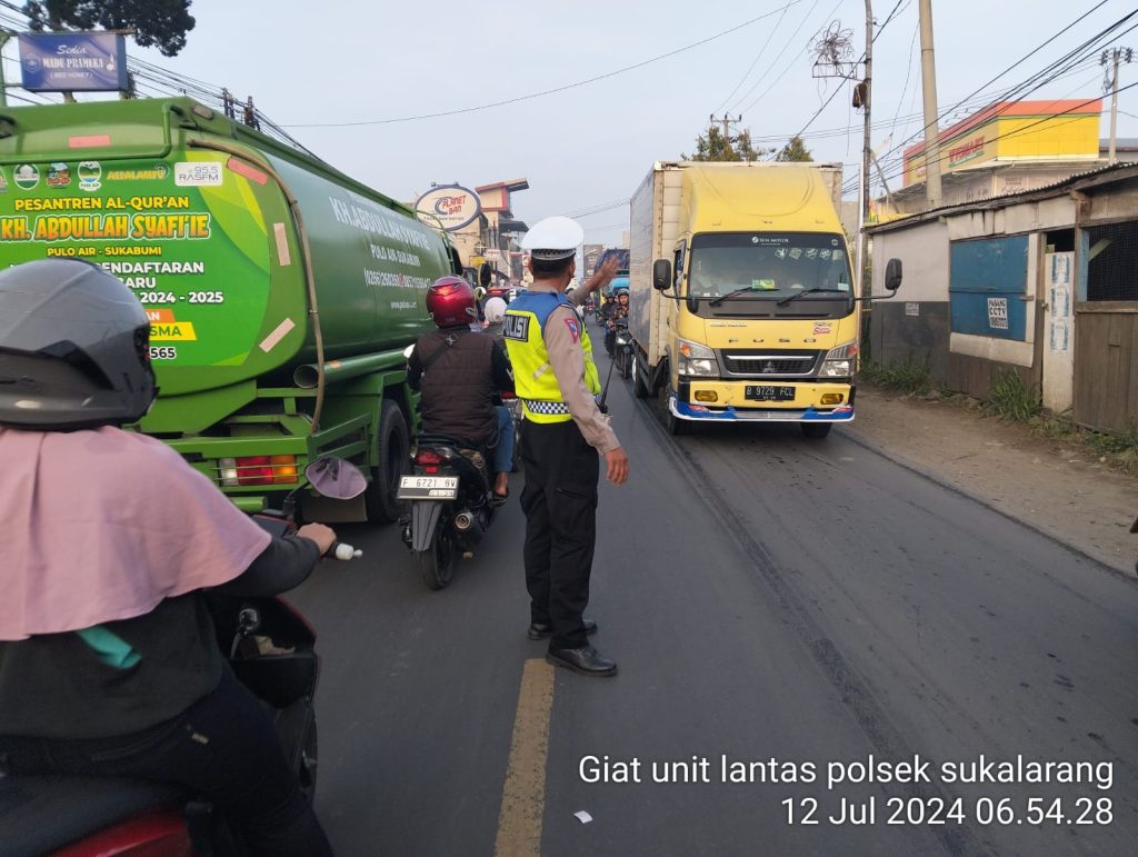 Antisipasi Kemacetan Pagi, Unit Lantas Polsek Sukalarang Melaksanakan Gatur Lalin Saat Jam Masuk Karyawan