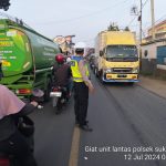 Antisipasi Kemacetan Pagi, Unit Lantas Polsek Sukalarang Melaksanakan Gatur Lalin Saat Jam Masuk Karyawan