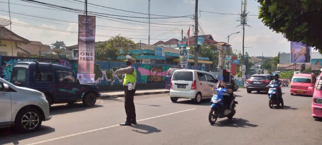 Unit Lantas Polsek Cikole Laksanakan Pengaturan Siang Hari