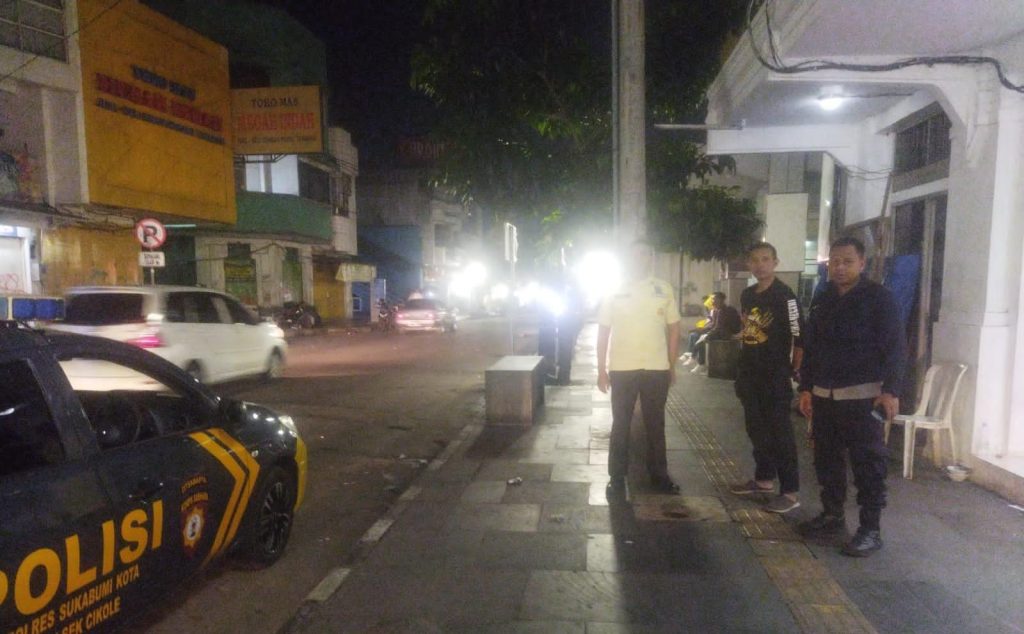 Pantau Situasi, Polsek Cikole Laksanakan Patroli Malam