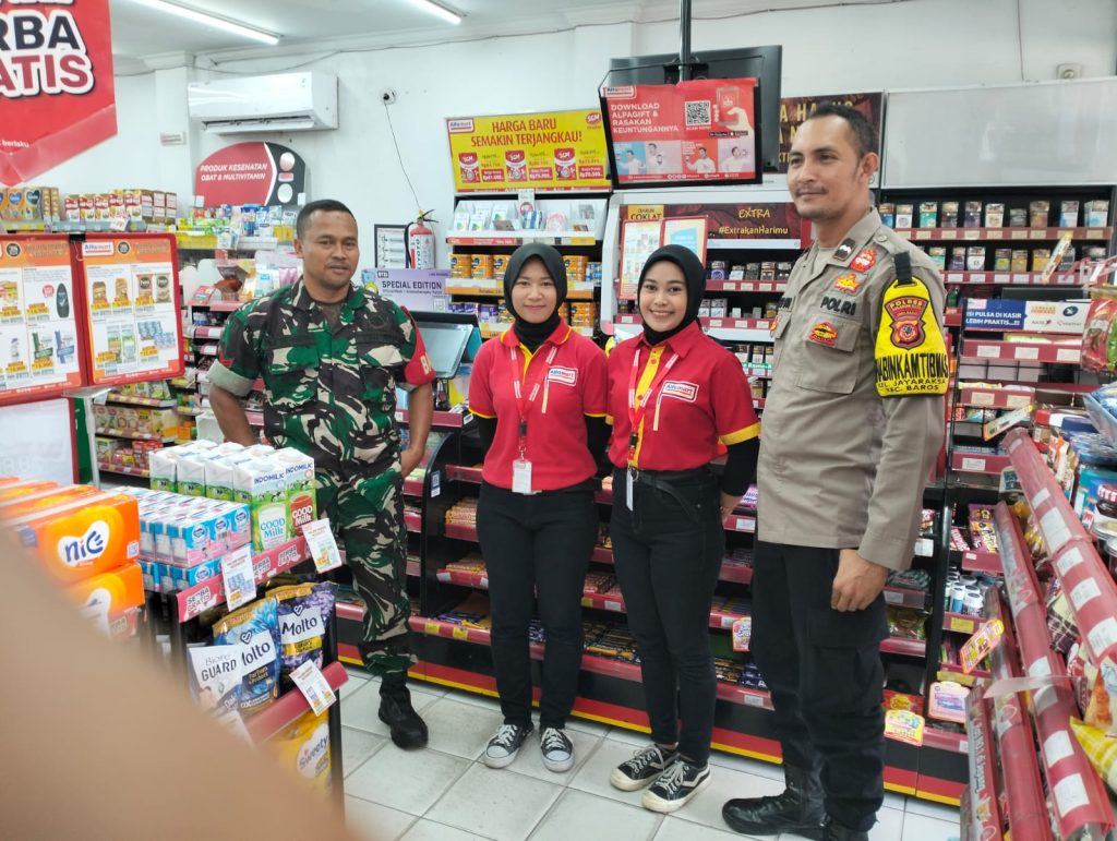 Giatkan sambang minimarket, Bhabinkamtibmas Jayaraksa meminimalisir gangguan kamtibmas.