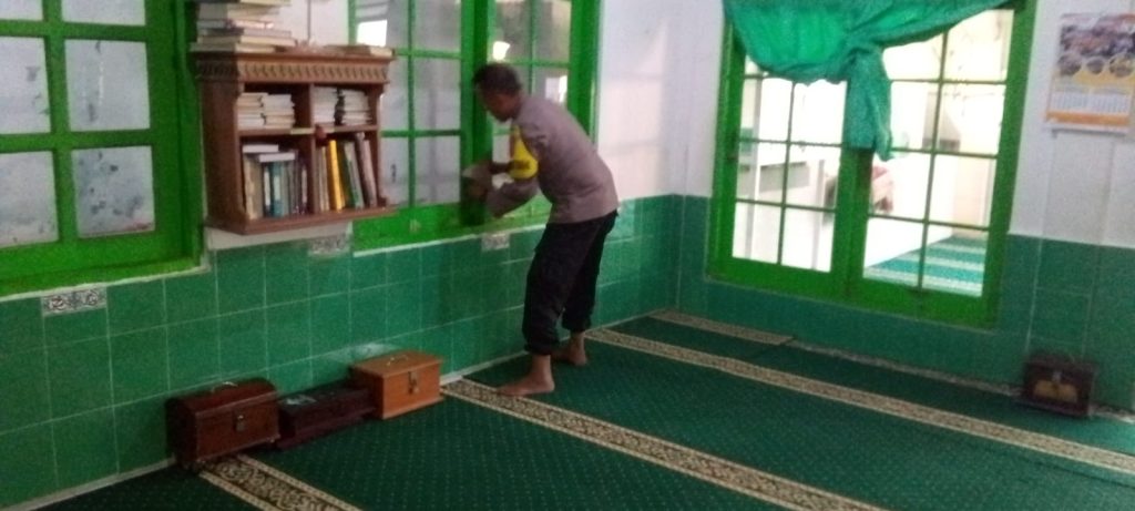 Jum’at Bersih,Bhabinkamtibmas Polsek Cisaat Bersih- bersih Lingkungan Masjid