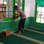 Jum’at Bersih,Bhabinkamtibmas Polsek Cisaat Bersih- bersih Lingkungan Masjid