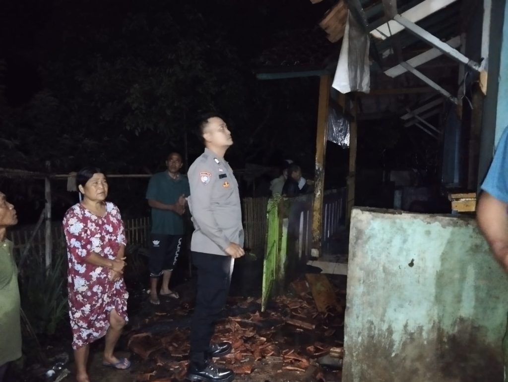 Kebakaran Melanda Satu Rumah Di Garut  Polsek Banyuresmi Cek Tkp