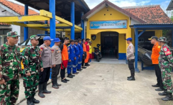 Polisi Perairan Polres Garut Beserta Tim Sar Gabungan Masih Berupaya Mencari Dua Orang WIsatawan Yang Hilang Di Pantai Garut