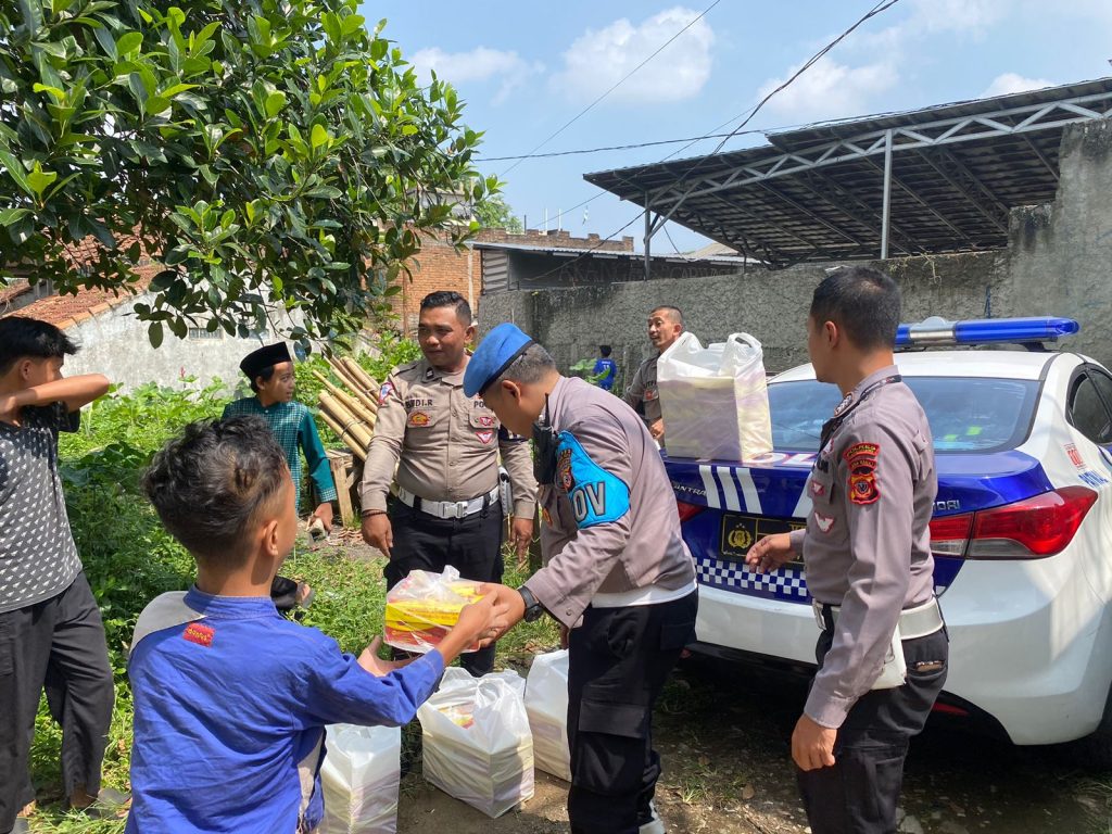 Melalui Jum’at Berkah,Polsek Sukaraja dan Sat Lantas Polres Sukabumi Kota Bagikan Nasi Kotak Gratis