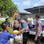 Melalui Jum’at Berkah,Polsek Sukaraja dan Sat Lantas Polres Sukabumi Kota Bagikan Nasi Kotak Gratis