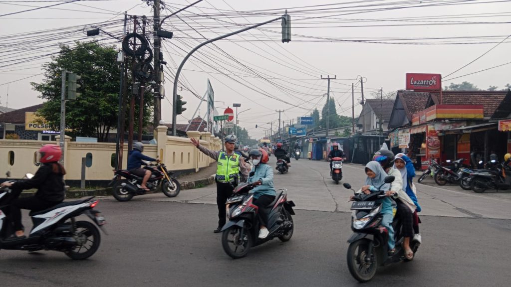 Gatur pagi, bentuk pelayanan personil polsek baros kepada masyarakat.