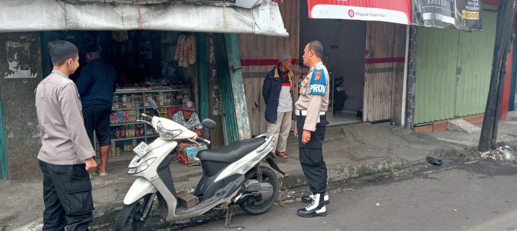 Guna menciptakan keamanan dan kondusif, Kapolsek Citamiang Patroli Dialogis dan Sambangi Warga.