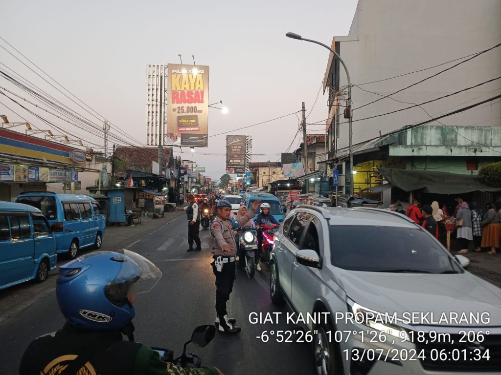 Strong Point, Polsek Sukalarang Gatur Lalu Lintas Pagi Demi Kelancaran Jalan Pasca Masuk Karyawan