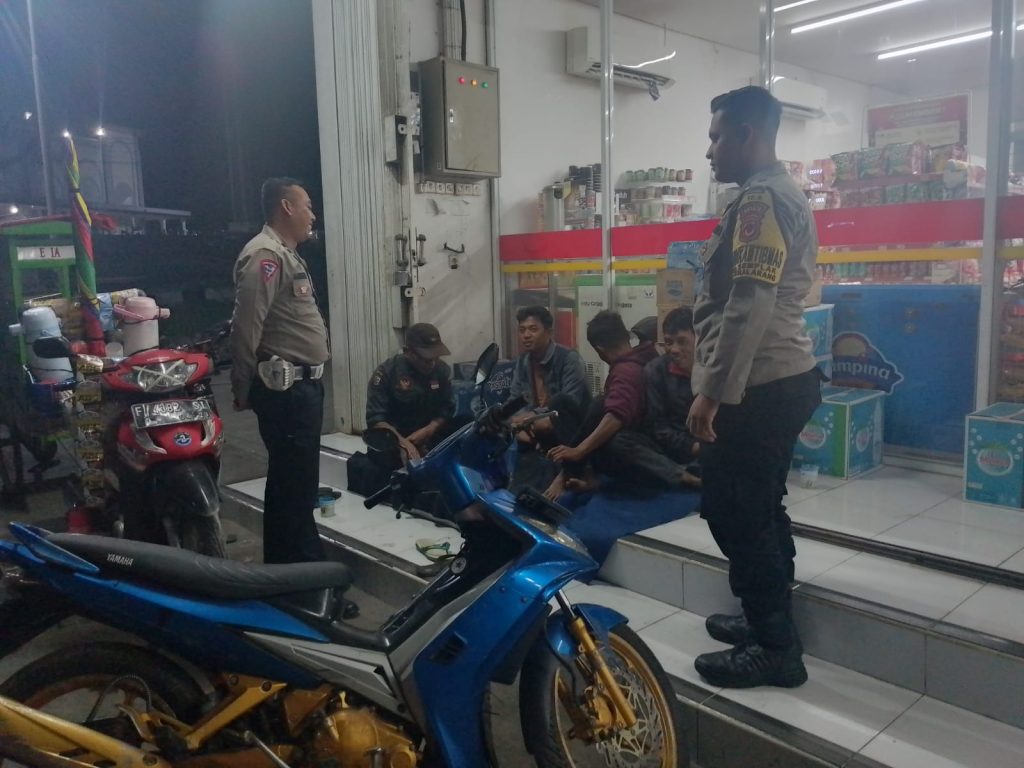 Polisi Patroli Malam Sambangi  Minimarket Dan Dialogis Dengan Masyarakat