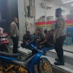 Polisi Patroli Malam Sambangi  Minimarket Dan Dialogis Dengan Masyarakat